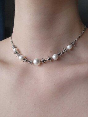 White pearl and silver choker necklace